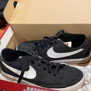 Nike size 8 black with white swoosh men’s shoe in canvas